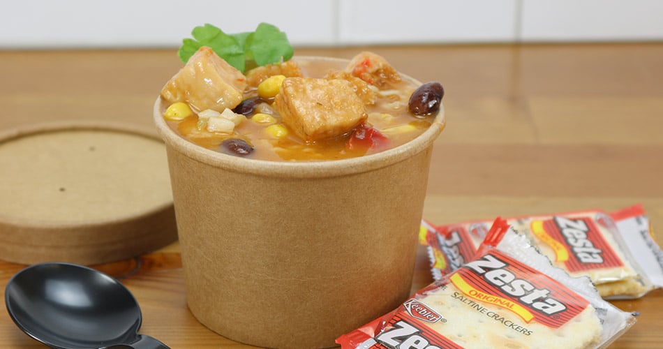 https://www.mrtakeoutbags.com/blog/wp-content/uploads/2022/10/single-disposable-soup-container-with-crackers.jpg